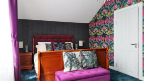 FINN VILLAGE - Loch Lomond Villa B&B Jungle Room en-suite bathroom & oudoor HOT TUB